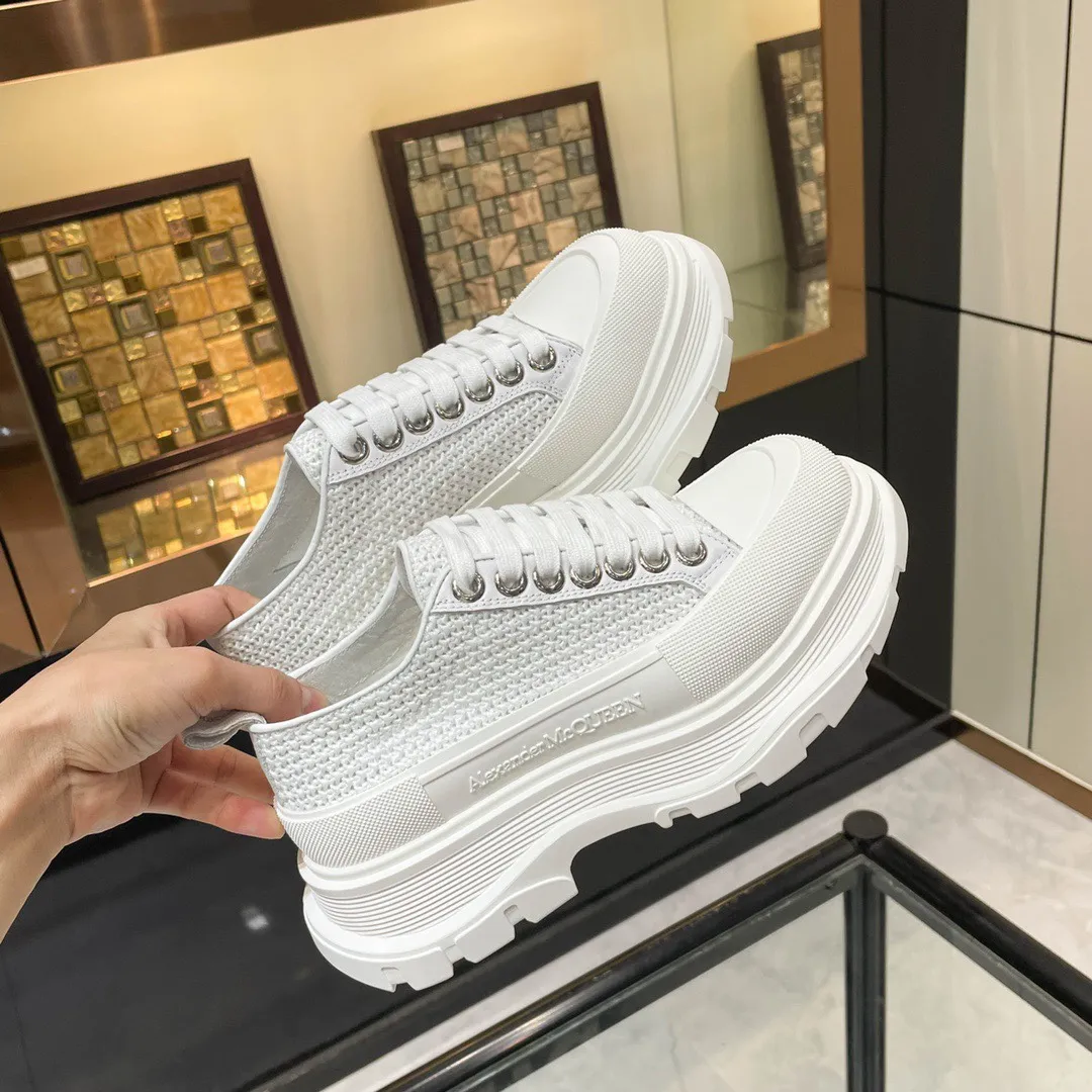 👟👟Ex-factory price 560👟👟 Men’s size +10 🔥Mc Queen new woven McQueen couple shoes 🔥Exclusive first launch‼ ️‼ ️Young ladies who are fashion representatives must be in the forefront of fashion! The shoes have a transparent and simple personalized design, which increases the height and slims the legs, showing full charm, and the upper feet are super stylish. ⚠The upper is made of customized imported canvas, which is breathable, comfortable and not stuffy on the feet. The color is warm and moist. 🔸Inside: Yangli. Feet: imported goatskin. Full of flexibility! The round toe design allows the toes to be completely released🥰 Get rid of the original pressure of shoes! 🔸The outsole adopts the original molded combination TPU transparent outsole. The process of combining several layers of outsole is complicated. Super light and super comfortable! Very affordable ❤️ 🔸Size: 35-40 for women, 250 for low-income women. The women’s low-top version will be released first. The latest counter high version packaging, with certificates, cards, and pure cotton bags.